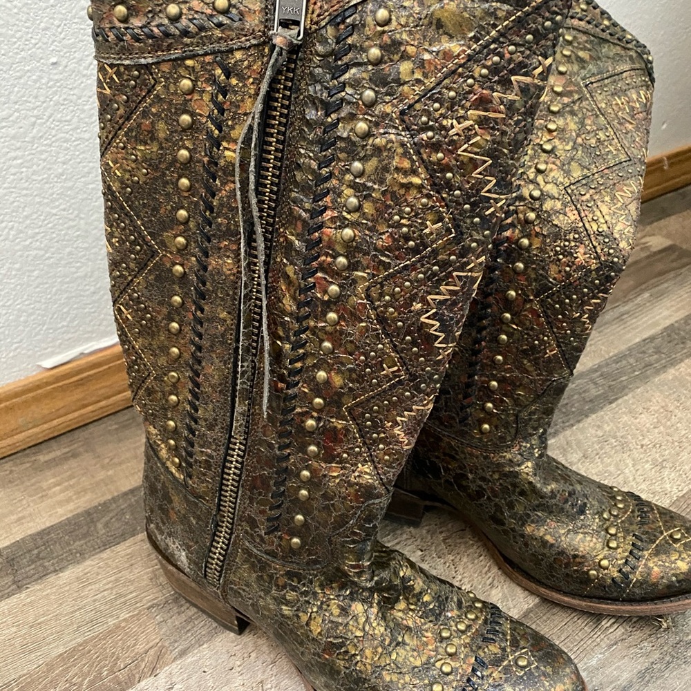 Lightly used Corral West western boots,size 8